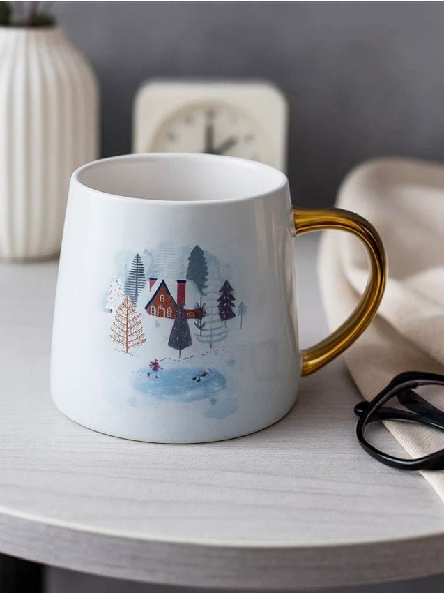 Sinsay - Cană de iarnă din ceramică cu motiv de căsuțe și toartă aurie - multicolor