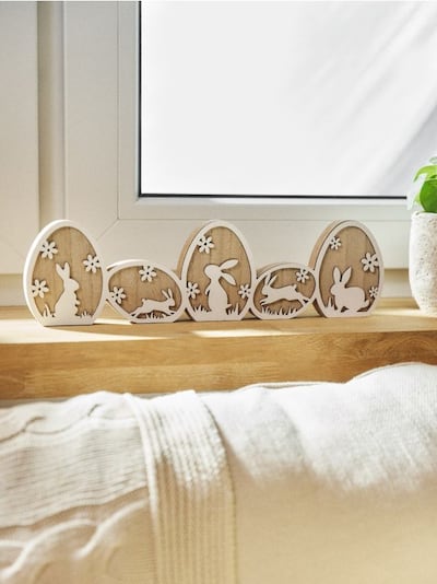 Великодня стояча декорація з яйцями та зайцями