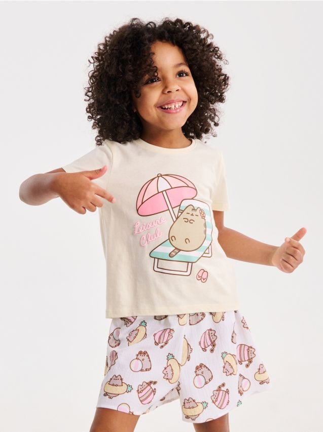 Sinsay - Pantaloni scurți cu imprimeu Pusheen the Cat - roz-pastel