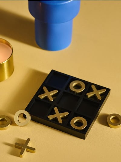 Stehende „Tic-Tac-Toe“-Dekoration