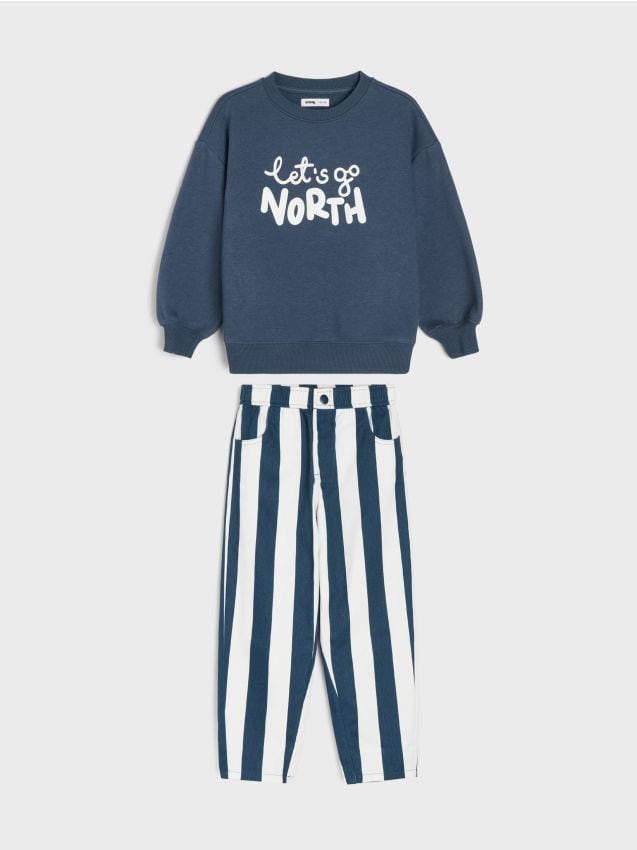 Sinsay - Set bluză de molton crewneck cu inscripție și pantaloni din denim cu dungi - albastru