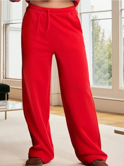 Hlače z širokimi hlačnicami in zavezovanjem