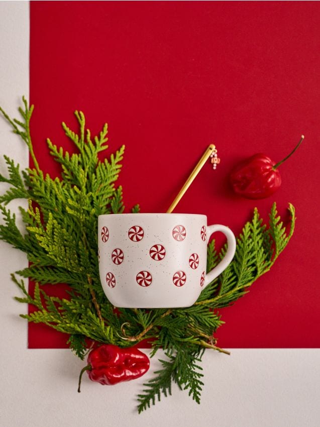 Sinsay - Vianočný hrnček s motívom mätových cukríkov - biela