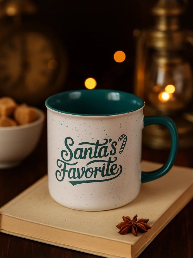 Sinsay - Vianočný hrnček s nápisom „Santa’s Favorite“ - bledozelená