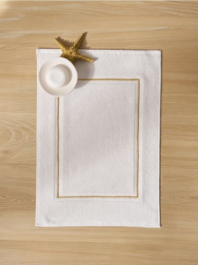 Fürdőszobai szőnyeg arany részletekkel