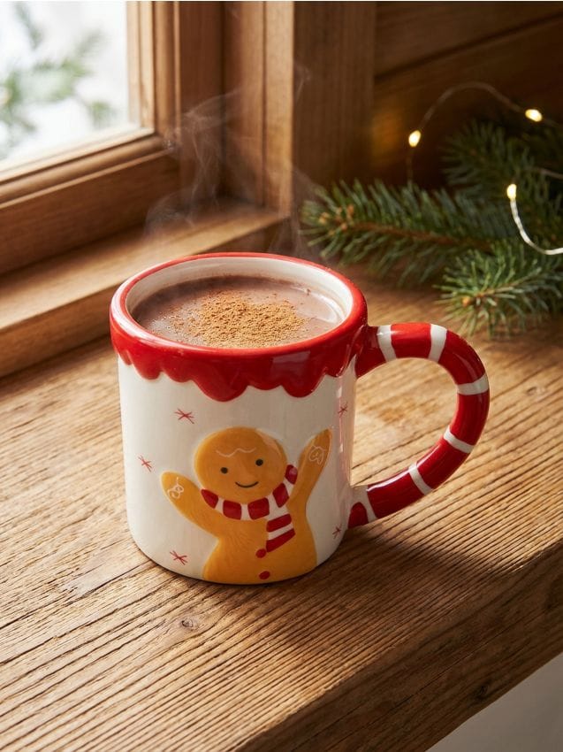 Sinsay - Cană ceramică cu toartă și motiv omuleț de turtă dulce - multicolor