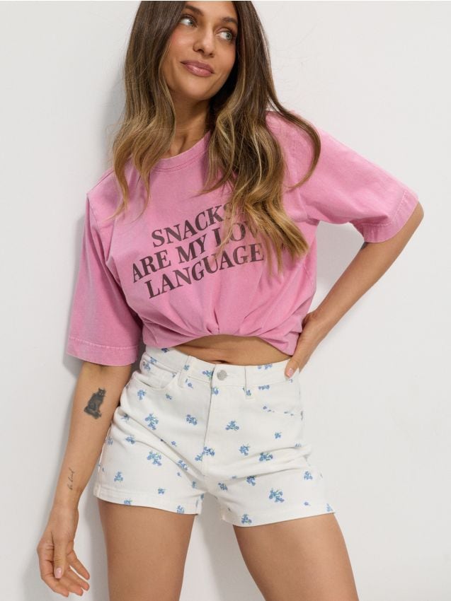 Sinsay - Szorty jeansowe mom high waist w kwiatki - kremowy