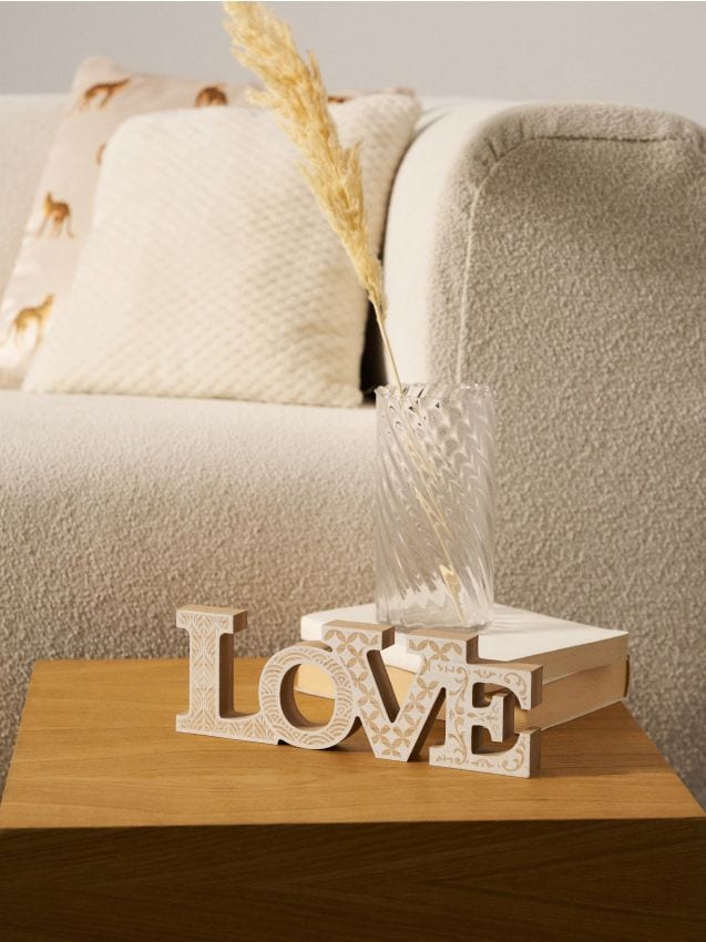 Decorazione da appoggio a forma di scritta LOVE - beige