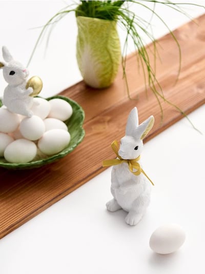 Великодня стояча декорація у формі зайця