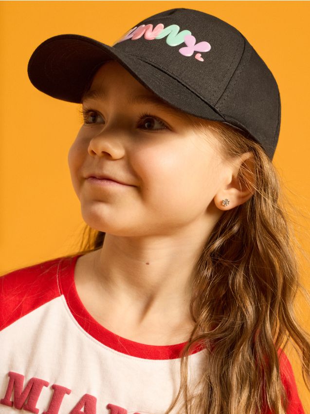 Sinsay - Șapcă cu cozoroc cu inscripție din silicon „Sunny“ - negru