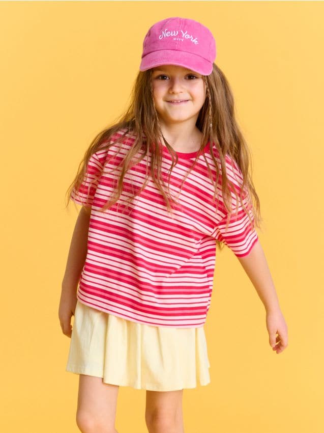 Sinsay - Șapcă din bumbac cu inscripție brodată „New York” - roz