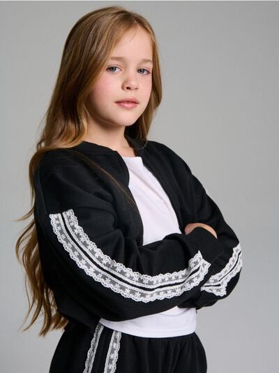 Küljetriipude ja lukuga dressipluus