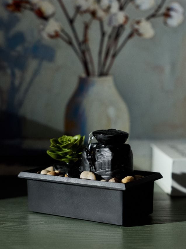 Sinsay - Fântână decorativă LED cu suculent artificial - negru