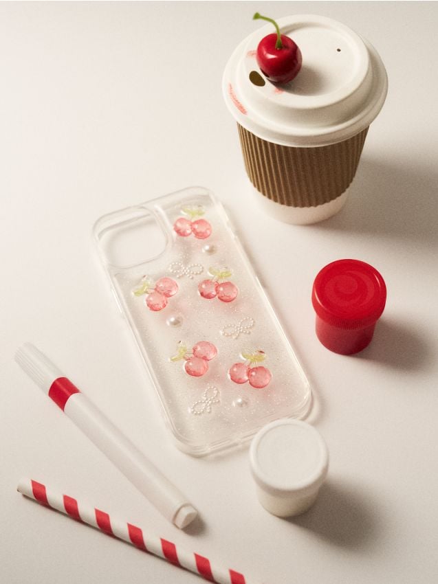 Sinsay - Husă pentru iPhone 15 cu motiv de cireșe și funde - roșu