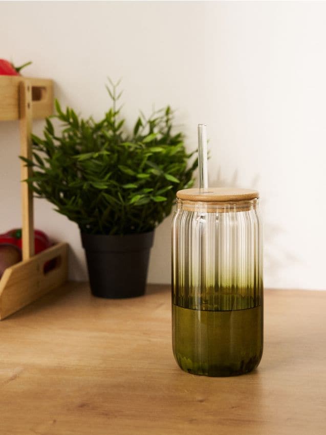 Bicchiere in vetro a coste con coperchio e cannuccia - verde