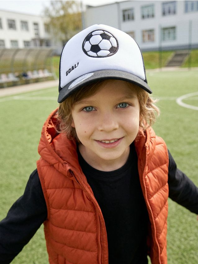 Sinsay - Bawełniana czapka z piłkarskim haftem - czarny