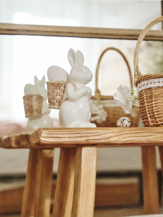 Sinsay - Figurină ceramică de Paște cu iepuraș și coș - alb