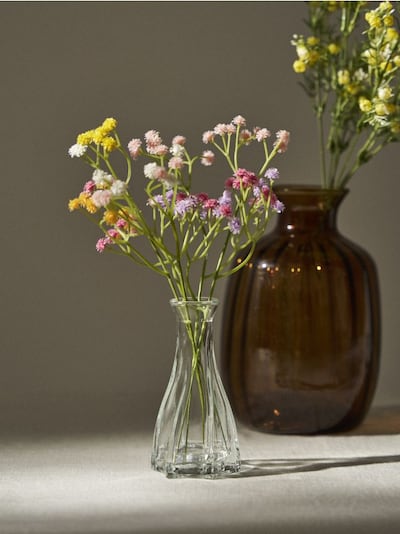 Kwiaty dekoracyjne w wazonie