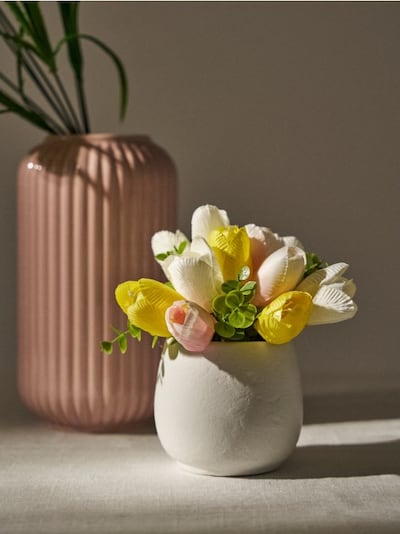 Dekorativni šopek cvetja v vazi