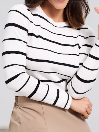 Gerippter Pullover mit Streifenmuster