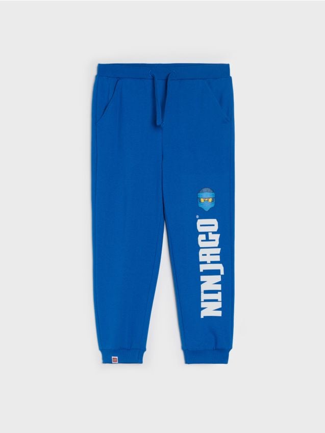 Sinsay - Spodnie dresowe jogger z nadrukiem Lego Ninjago - niebieski