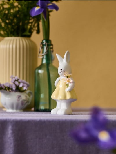 Великодня стояча декорація у формі зайця