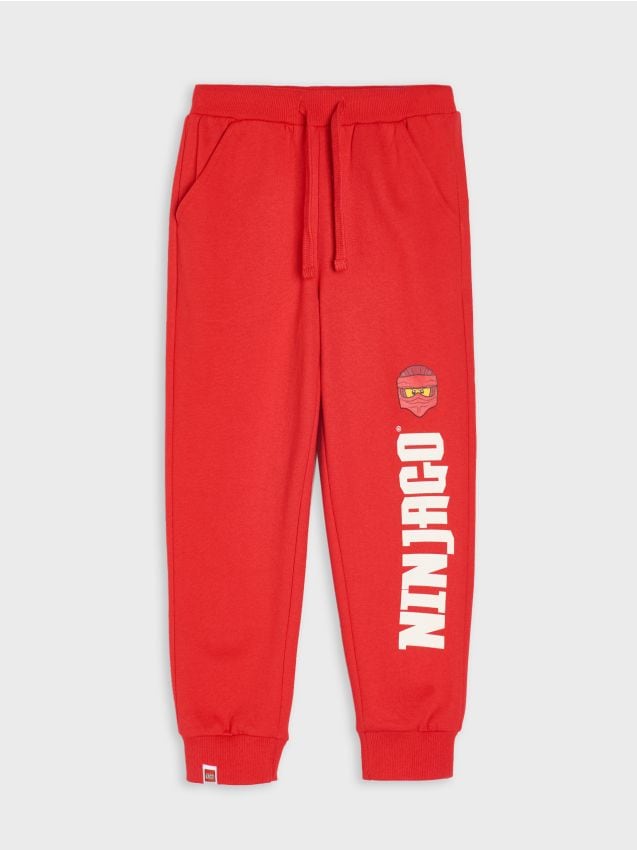 Sinsay - Spodnie dresowe jogger z nadrukiem Lego Ninjago - czerwony