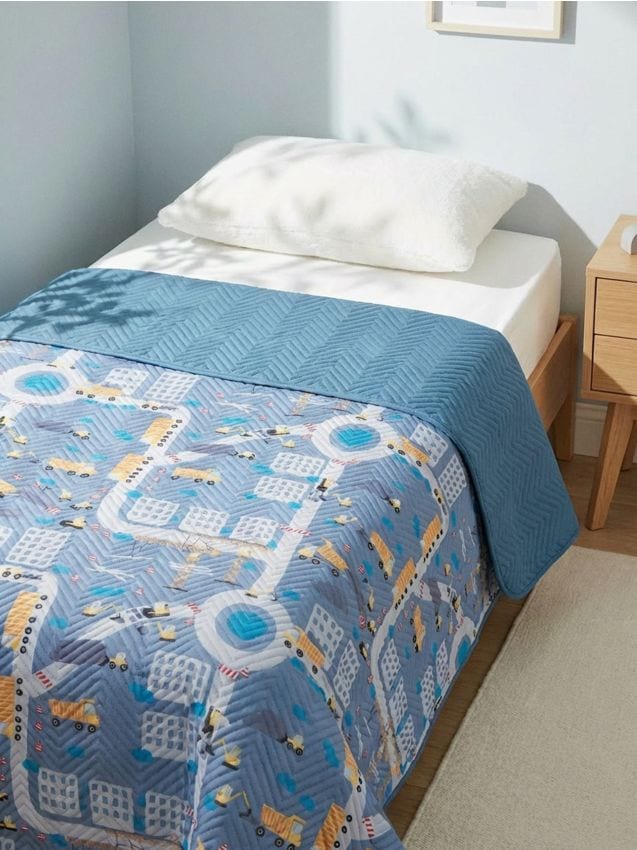Sinsay - Cuvertură de pat pentru copii cu motiv de șantier - bleumarin