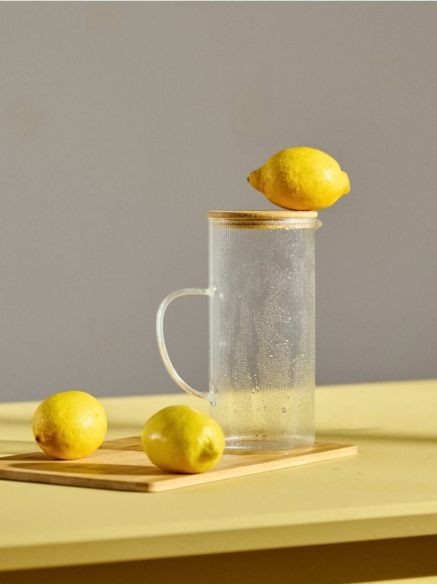 Sinsay - Carafă striată cu capac din bambus și mâner - clear