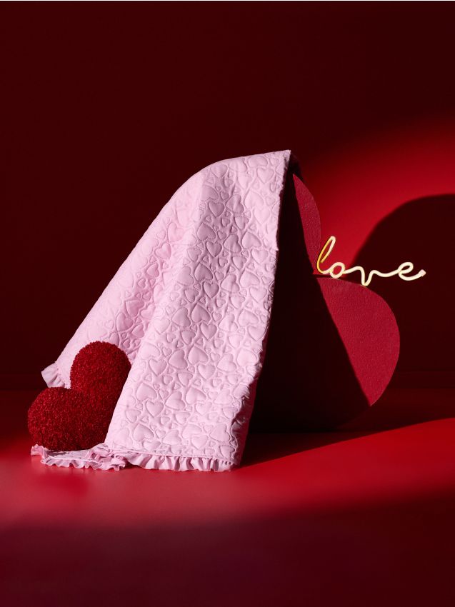 Sinsay - Cuvertură de pat cu model în inimioare și volan - roz-pastel