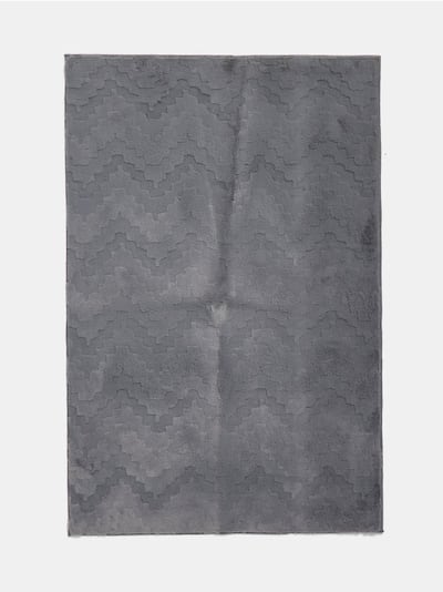 Měkký koberec s vyřezávaným vzorem