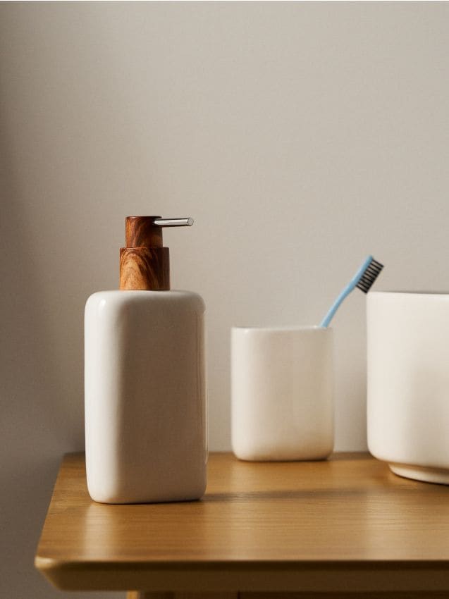 Sinsay - Dozator ceramic pentru săpun cu pompă din bambus - alb