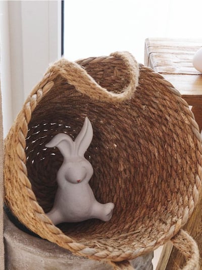 Velikonoční figurka králíčka zakrývajícího si oči