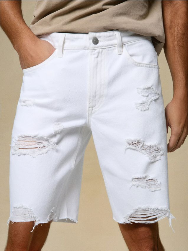 Sinsay - Szorty jeansowe z przetarciami - biały