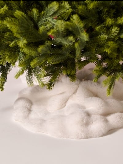 Декоративен килим под коледната елха