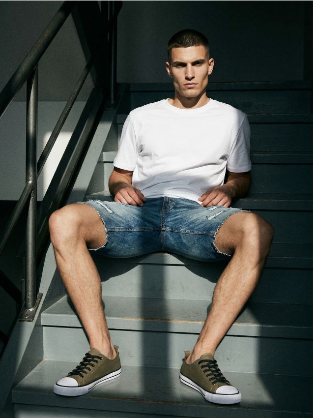 Sinsay - Pantaloni scurți din denim cu aspect uzat - albastru