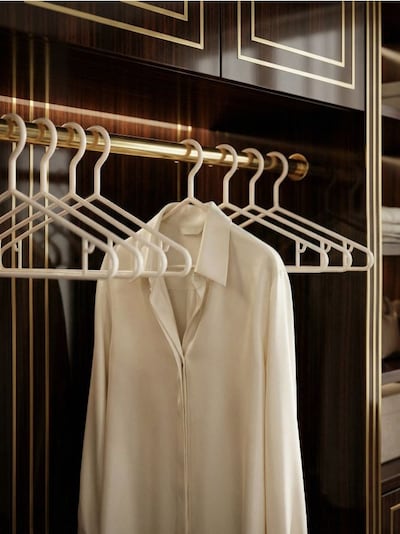 Komplet plastičnih obešalnikov z bleščečo površino 10 kosov