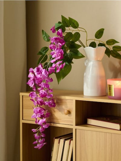 Gałązka dekoracyjna z białymi kwiatami