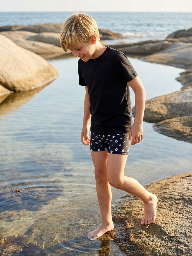 Sinsay - Szorty kąpielowe z nadrukiem piłek nożnych - czarny