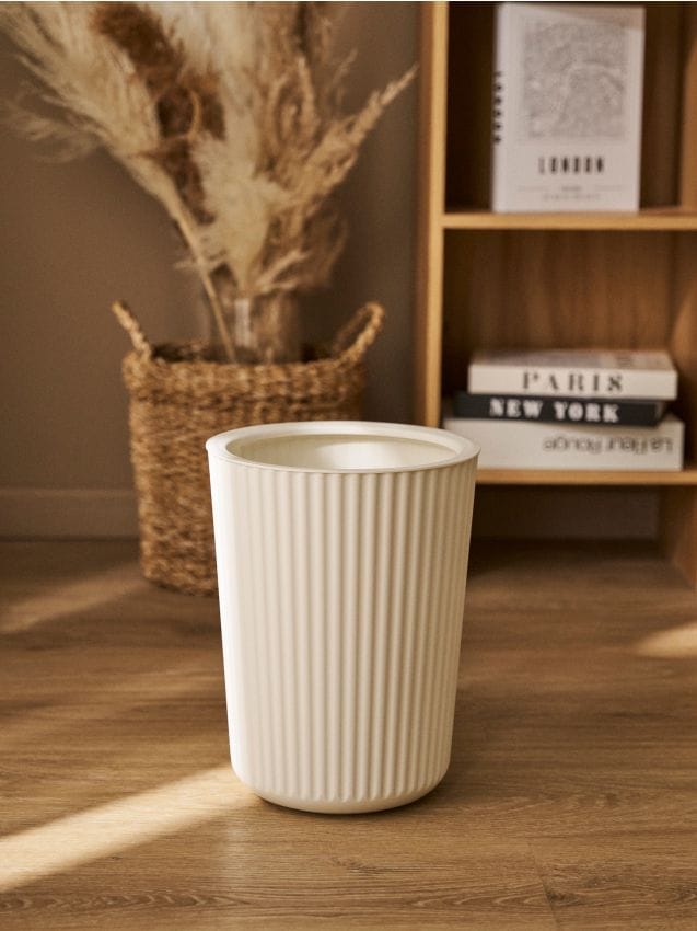 Sinsay - Coș de gunoi cu textură striată - crem