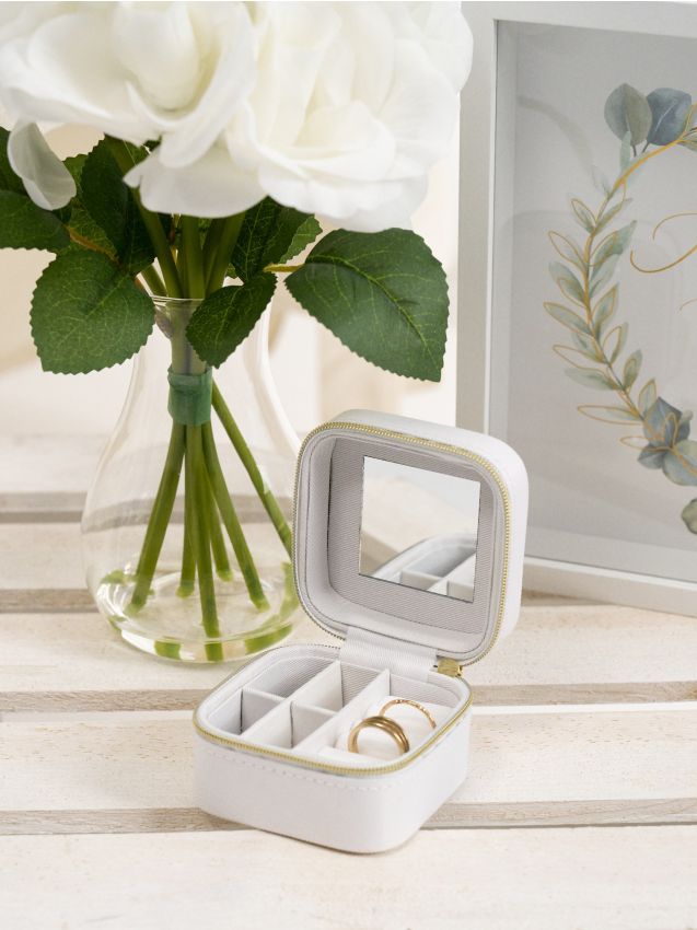 Sinsay - Casetă pentru bijuterii cu compartimente și oglindă, cu încuietoare - alb