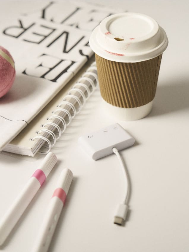 Sinsay - Adaptor USB-C cu cititor de carduri SD și microSD - alb