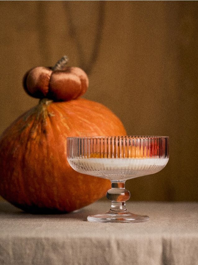 Sinsay - Lumânare parfumată cu motiv dovleac și frunze Pumpkin Spice - alb