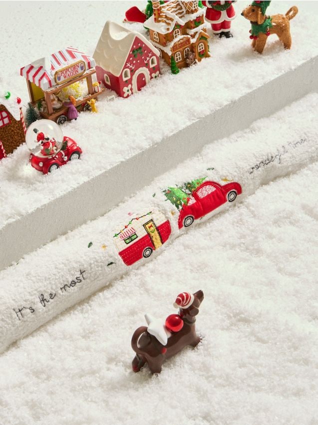 Sinsay - Vianočný valček pod dvere s motívom auta a vianočného stromčeka - krémová