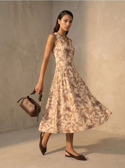 Rochie midi evazată cu volănaș la decolteu, cu viscoză