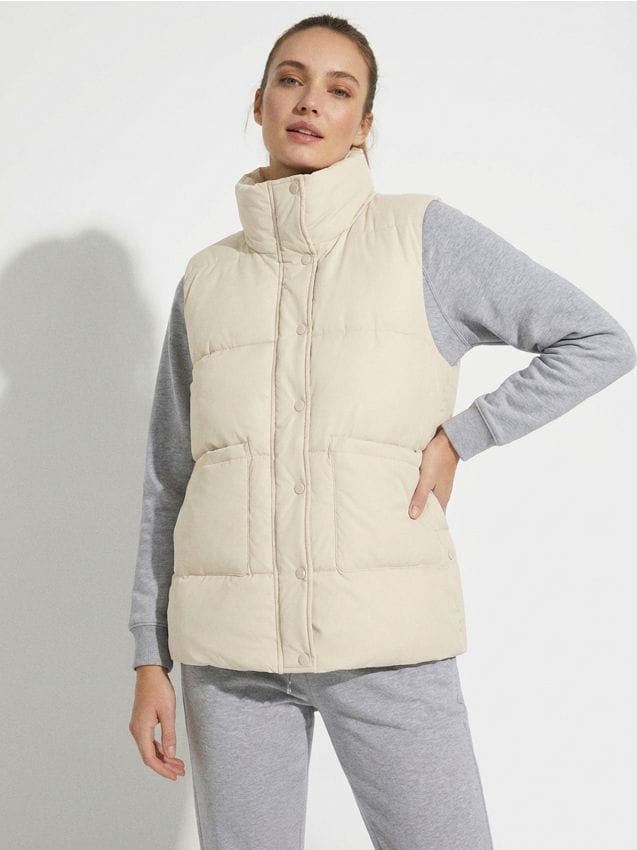 Sinsay - Vestă matlasată cu guler înalt - nude