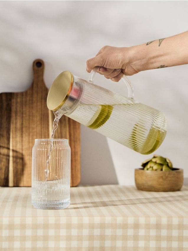 Sinsay - Cană striată cu capac auriu - clear