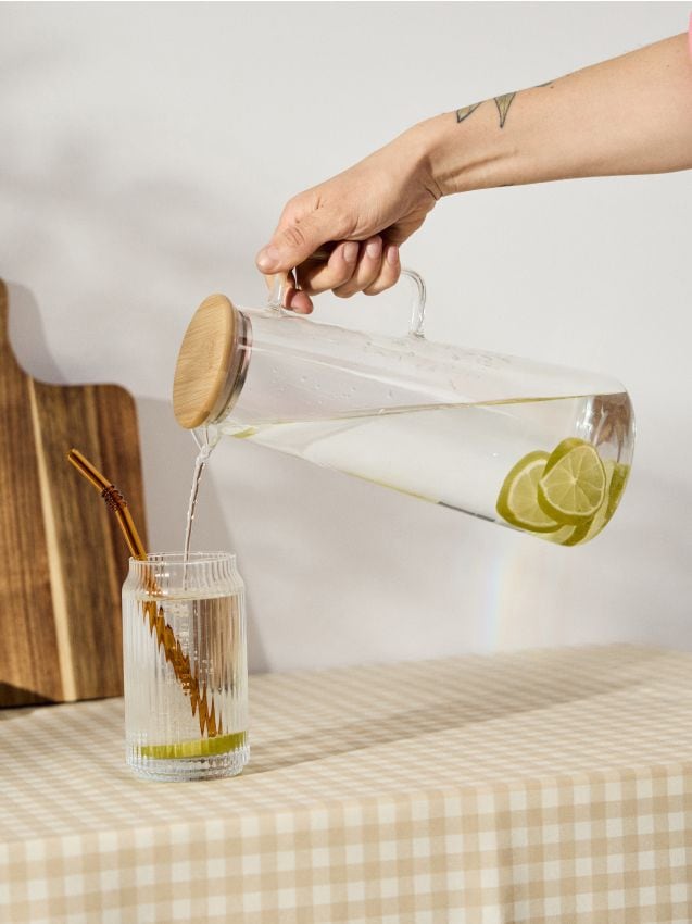 Caraffa in vetro con manico e coperchio in bambù - clear