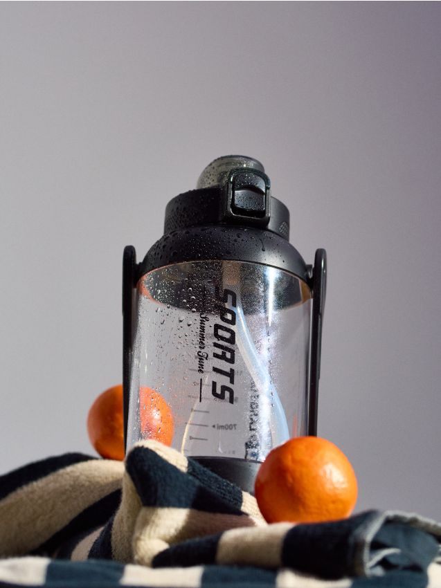 Borraccia con scala graduata e manico Colore nero - SINSAY - 329ES-99X