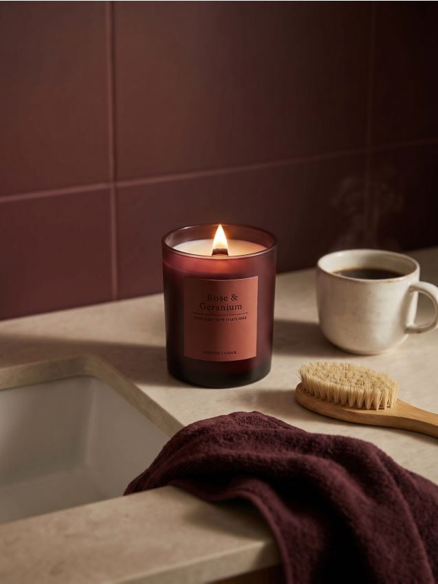 Sinsay - Lumânare parfumată cu adaos de ceară de soia Rose and Geranium - mov